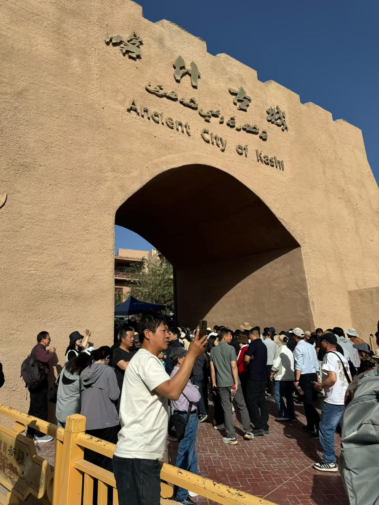 春日生活打卡季踏入喀什古城，就像推开了西域千年时光的大门。土黄色的城墙下，阳光晒