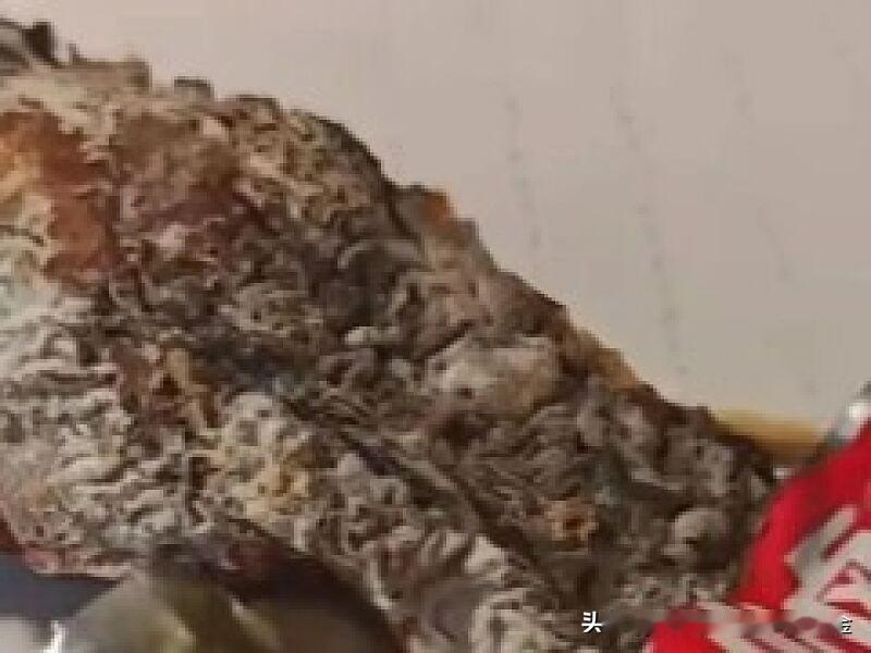 近日，某网红零食品牌陷入鸡爪发霉风波，引发社会关注。杭州一消费者在该品牌电商旗舰