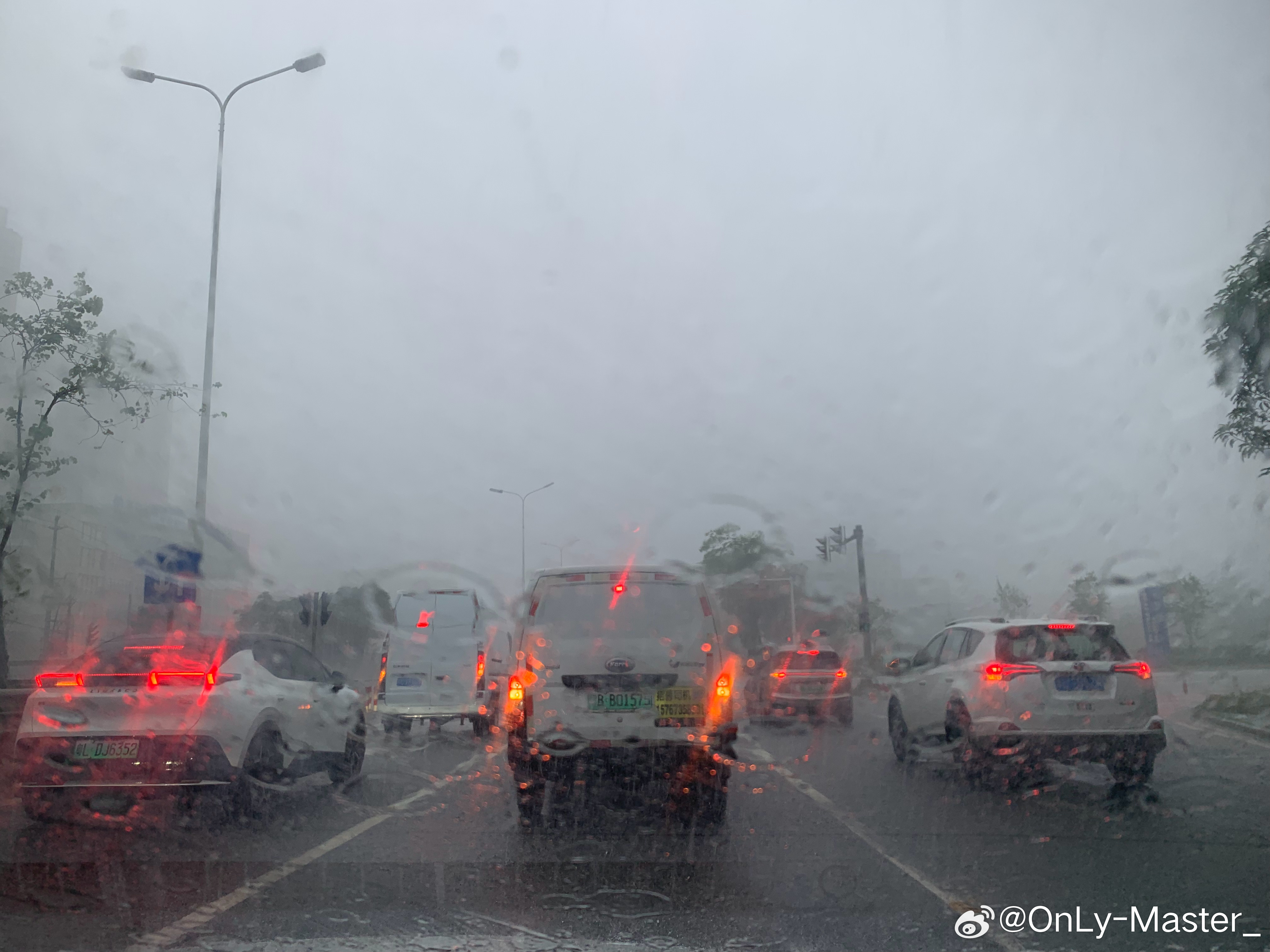 这是下雨？还是倒水 