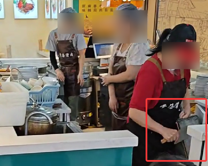 【#餐饮店员工用菜刀刮拖把脏污#】#市监局回应餐饮店用菜刀刮拖把# 6月27日凌