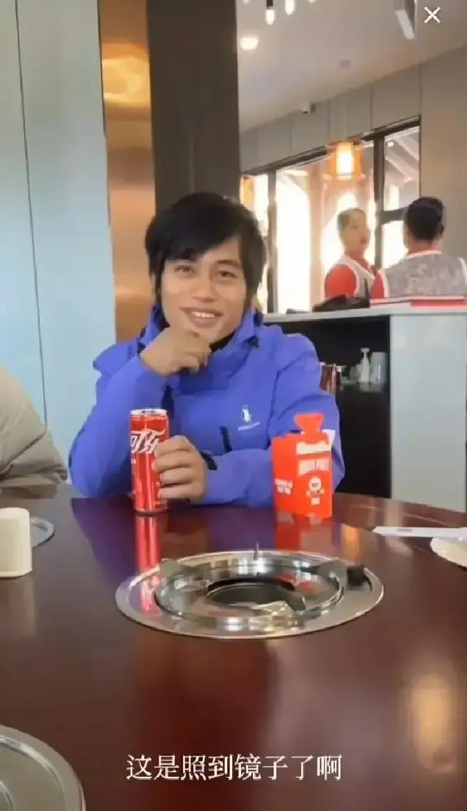 林北被曝要在七星山求婚，狗仔连喜糖盒都拍到了。
2月10日他和女友吃饭，桌上摆着