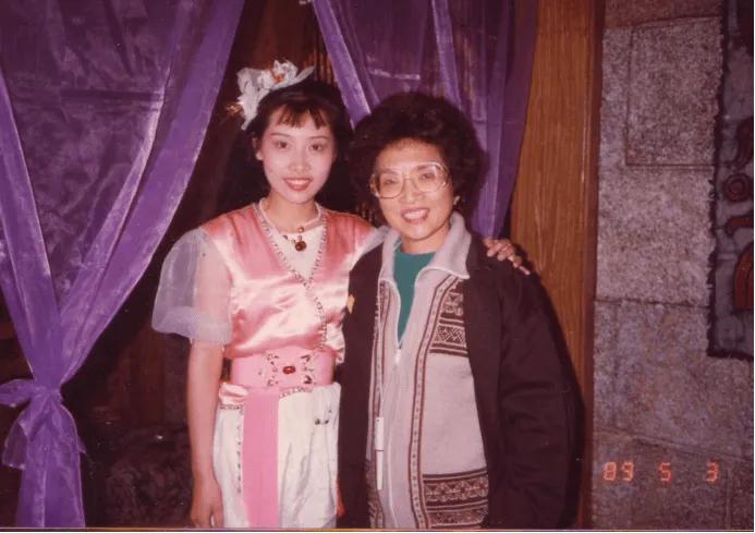 90年代，郭信玲导演和友人，一张罕见的留影，她是全国影视十佳导演之一，曾经执导了
