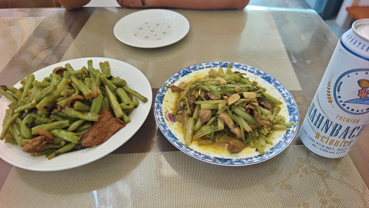 和小胖现在做饭越来越简单，每天基本就两个菜。昨天是芹菜和白菜，海南的白菜我们特别