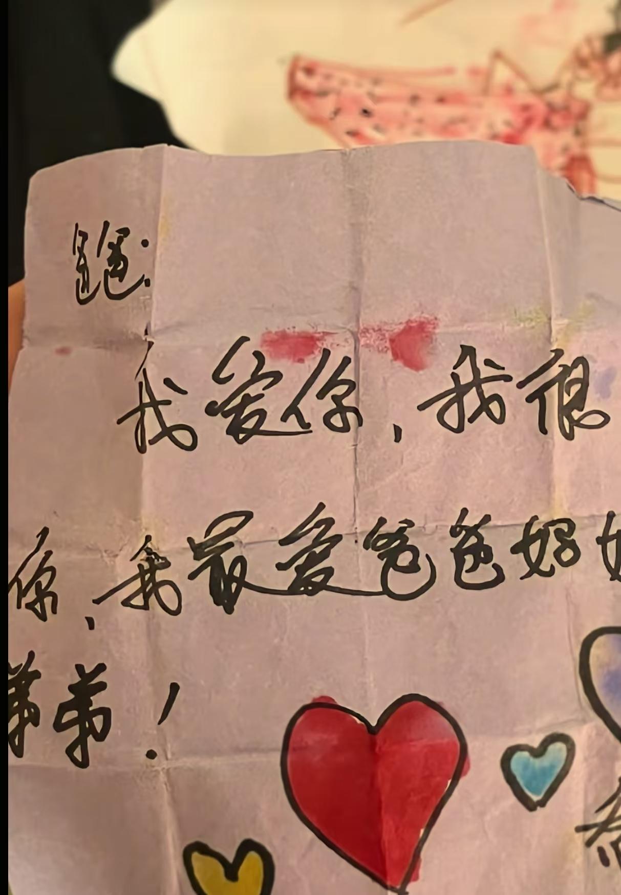 这是一幕温暖又令人心碎的场景，却在无声中折射出无数家庭的无奈与坚韧。凌晨的街头，