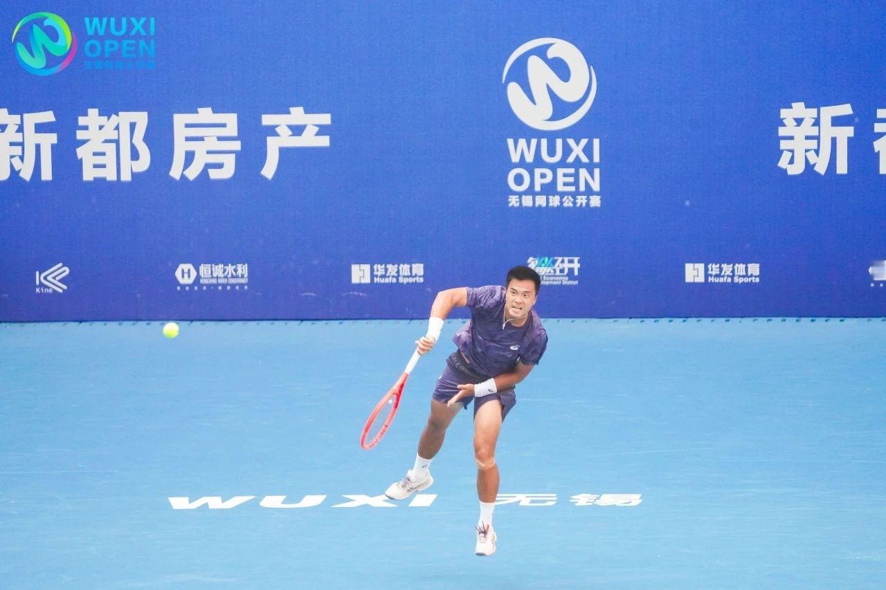 孙发京以6-4、6-0大胜潘尼斯顿，在无锡挑战赛打进四强，将对阵21岁小将斯马金