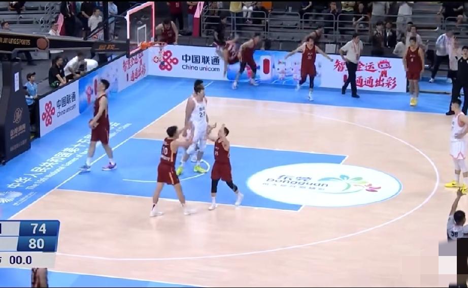 广州全运会的一场男篮比赛，浙江队80:74击败四川队，率先杀入成年组男篮的决赛。