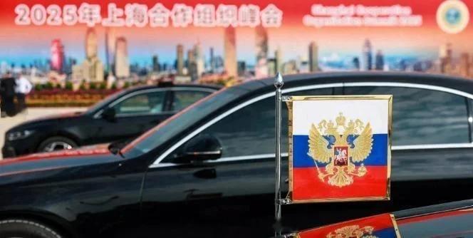 普京来中国开会，坐的专车亮了！，居然挂上了中国车牌！普京的座驾是俄罗斯国产豪车“