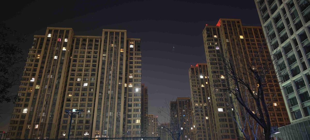 我的今日状态：😁轻松愉快
我这里的天气：☀️晴天
     夜晚的城市，终于卸