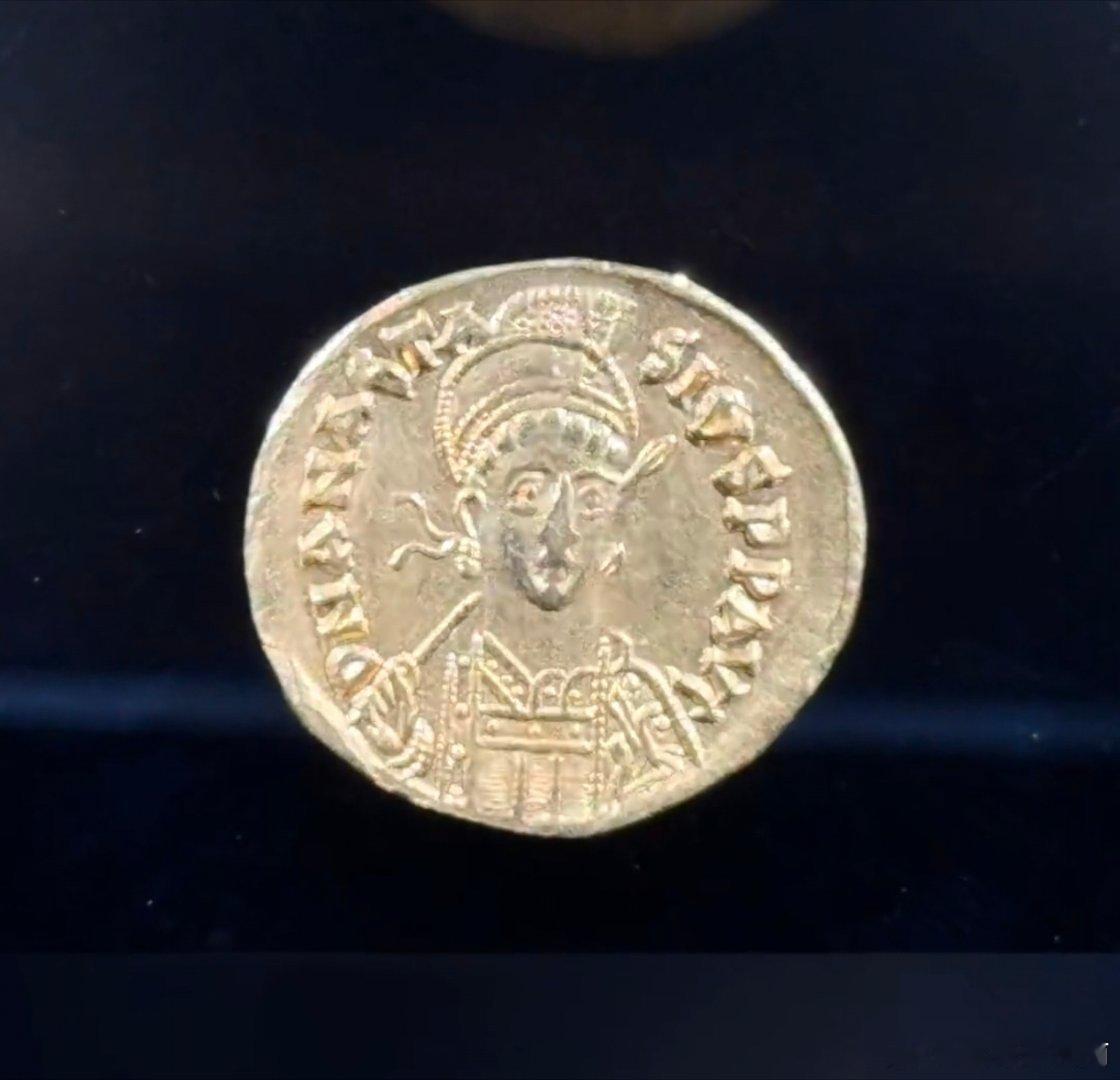 “东天山来的骆驼队”心向洛阳，与洛阳出土的古罗马金币遥相呼应，共同见证丝绸之路生