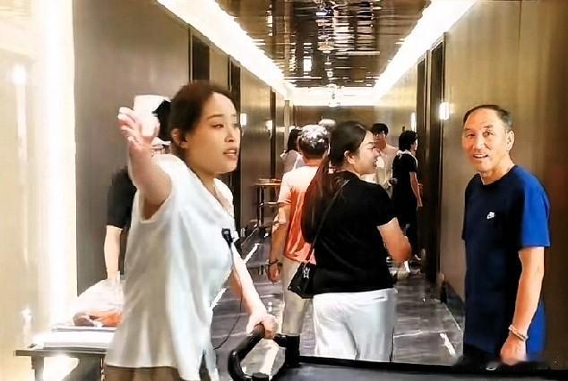 电梯都坐不上，人挤人！

 比逛农贸市场人还多，东港双盛园太火了，大部分都是外地