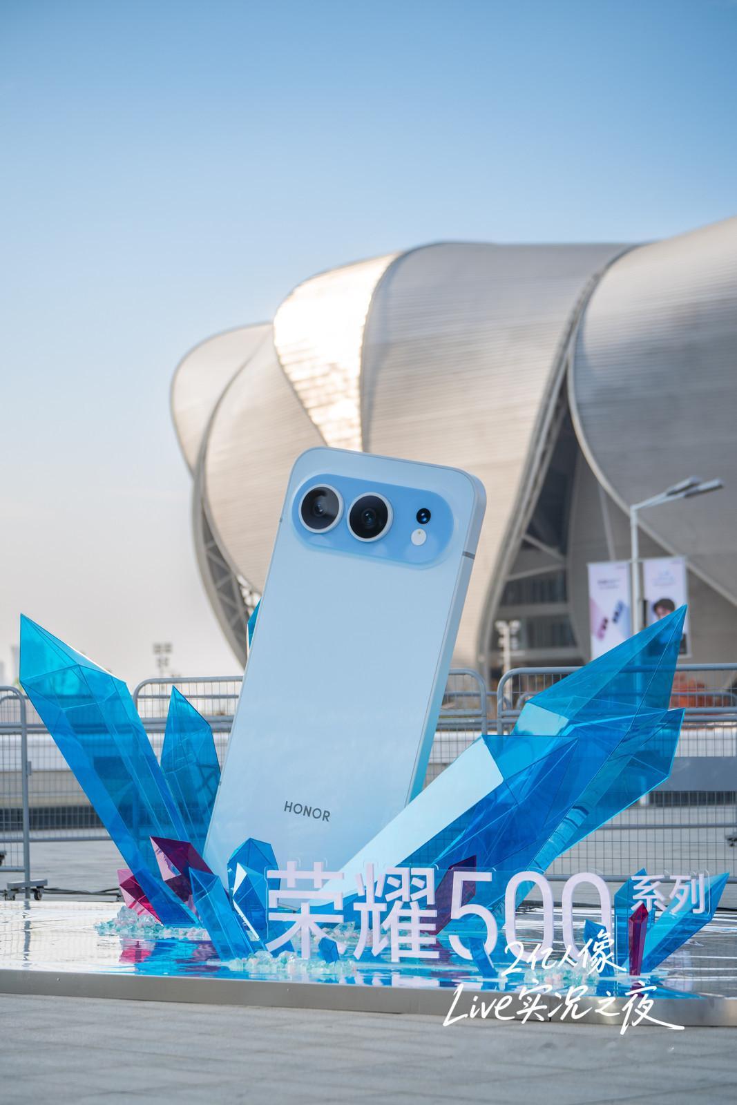 存储芯片涨涨涨，手机行业一片“涨”声。荣耀500系列却逆风输出：升配置不升价，超