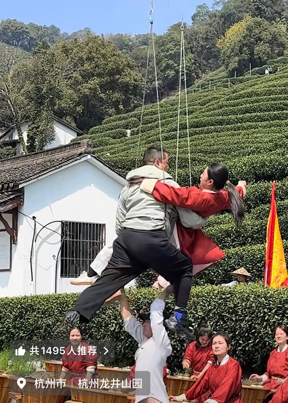 李亚鹏杭州茶园的“飞天”。真正的江湖，从来不是银幕上的刀光剑影，而是身处泥泞，仍