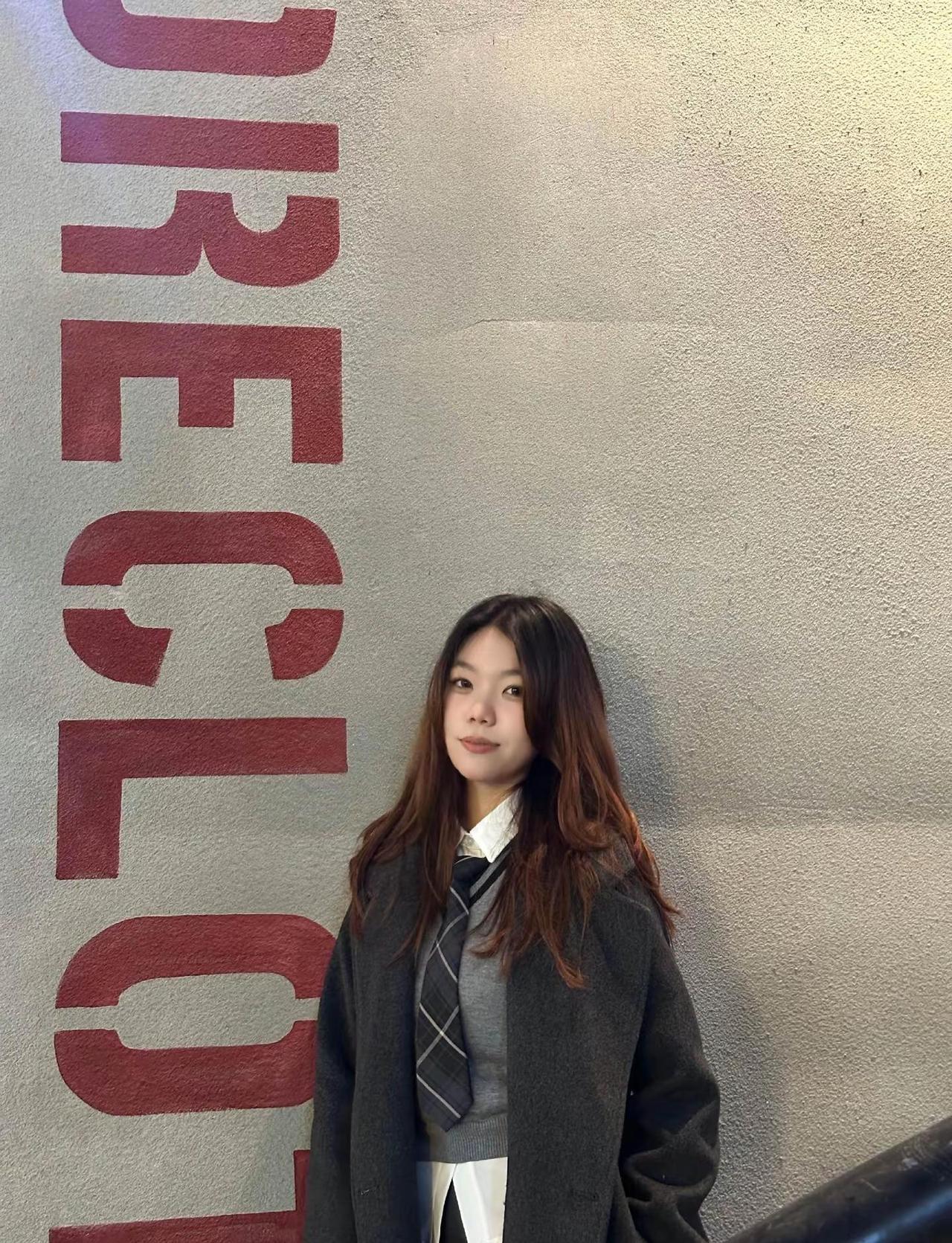 如果下雨天我摔倒了又不小心把你的裤子扯下来了 那你是先扶我还是先扶裤子一些库存 