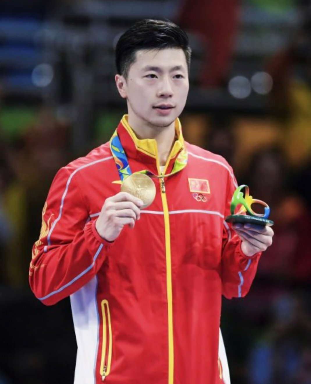 马龙5岁拿起球拍，一路历经低谷与磨难，终站上世界之巅。他集齐奥运会、世乒赛、世界