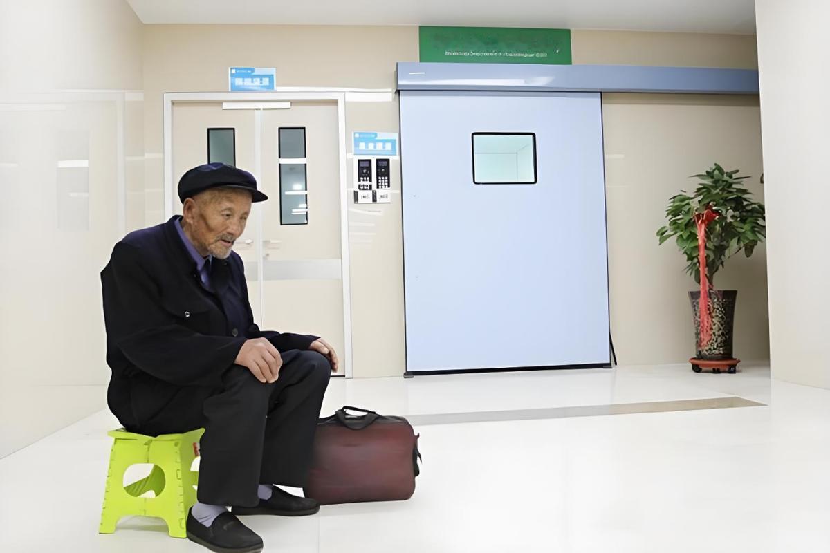 泪目了！2023年，广州，李医生看到一位身着破旧的老人日夜守在ICU门口，时不时