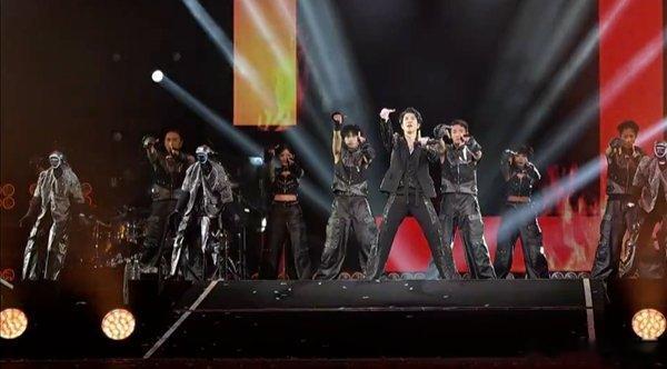 凤凰新闻【中国人形机器人“跳”进演唱会，马斯克点赞称“印象深刻”】全球范围内人形