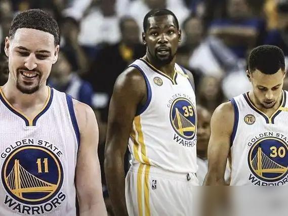 Stephen Curry还在场上拼命，可他身边那群号称“控卫”的，数据一拉，就