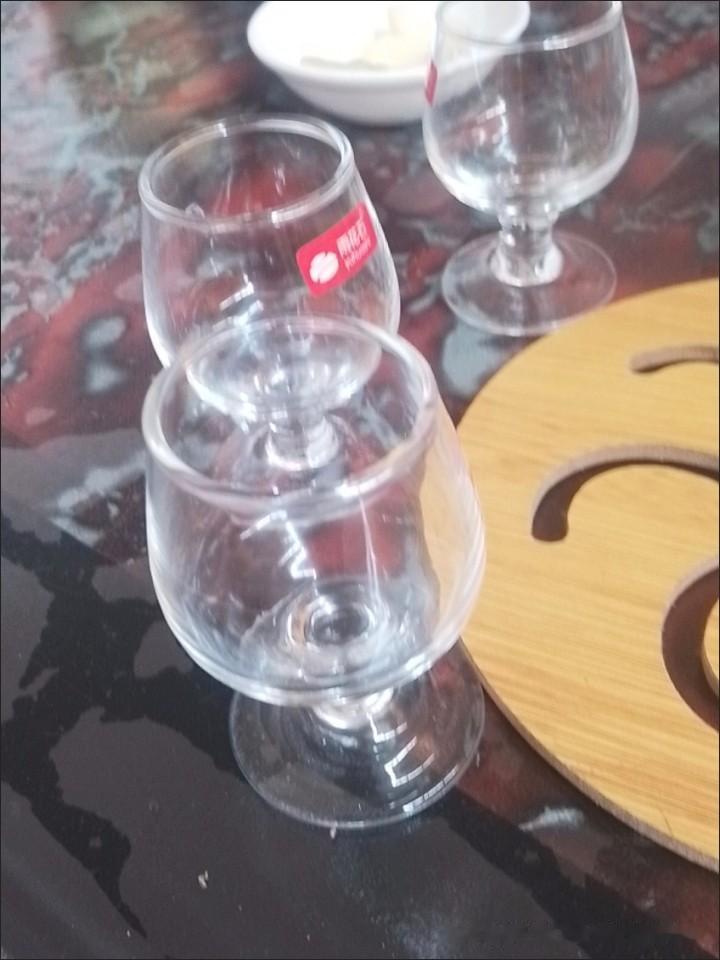 喜欢喝酒的人，酒具应该也喜欢，我本想买几个红酒杯，可惜买小了！聚餐酒杯 高脚杯红