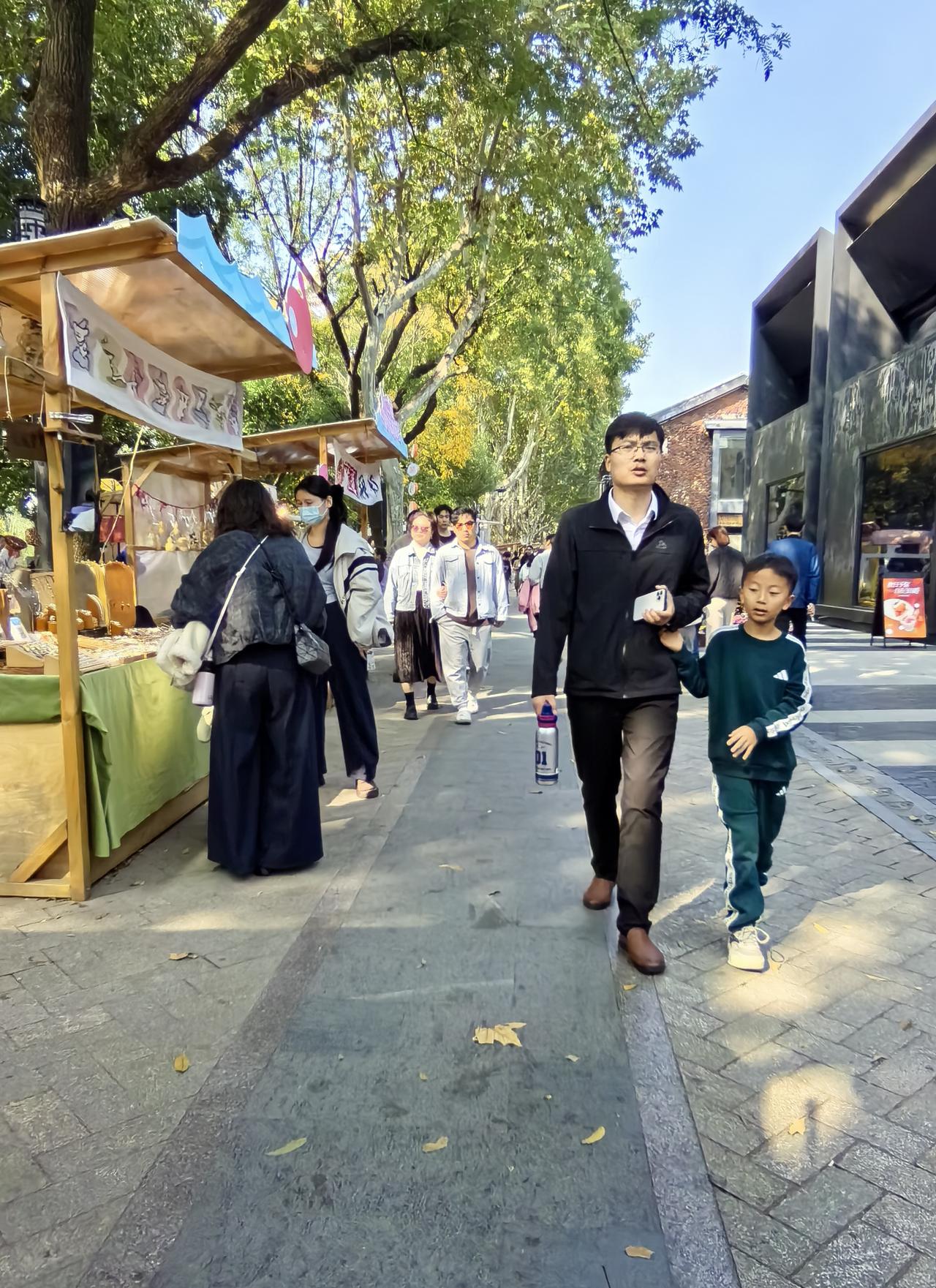 【老蒋谜艺（247）】
谜面:伟人已去园中空
谜目:字一
谜底:围
【解读】“伟