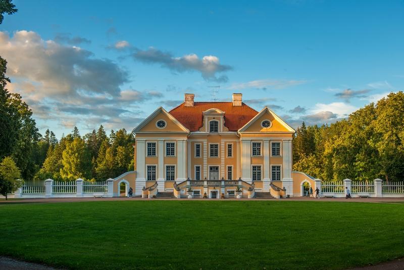 爱沙尼亚是波罗的海三国之一，国土面积4.5万平方公里，人口约135万。它地形以平