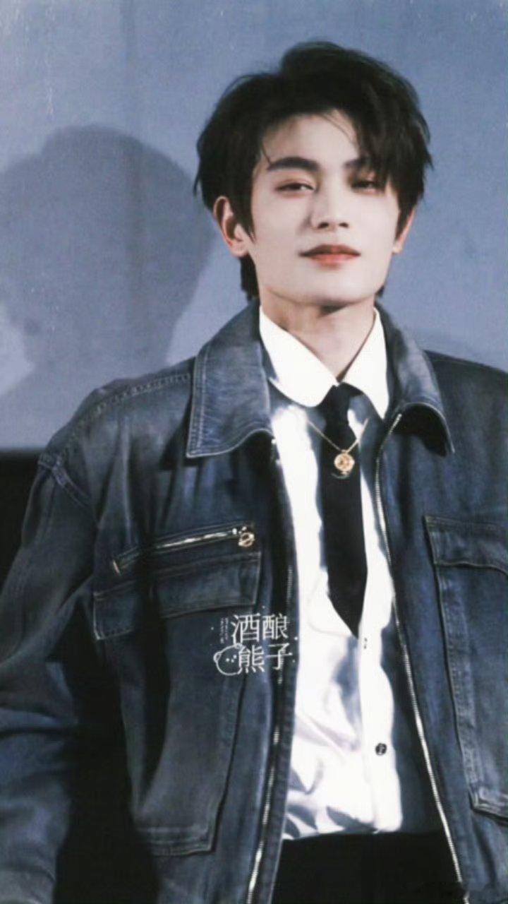 dyx “把时间归于泛黄的笔记本里 我们彼此都不输于时间”