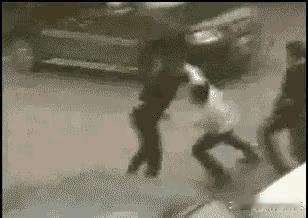 这段视频真正参与对单一男子打架的那人多的一方，共有3个人参与了对单一男子的围殴。