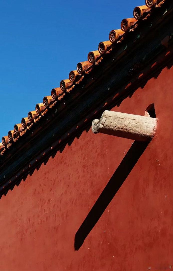 老祖宗的审美在故宫具象化了被故宫的东方韵味拿捏了故宫的窗，是天然的画框。透过菱花