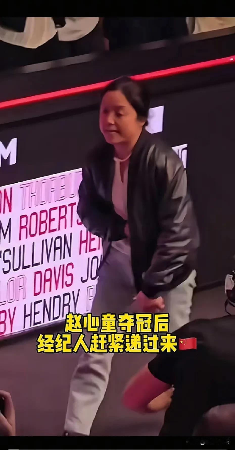 看赵心童比赛那天，却不想被一位女士戳中了心窝——石圆圆，这个在冠军身旁默默站立的