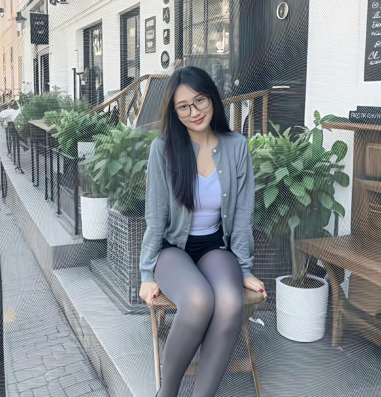 戴眼镜的纯欲天花板女人，多少人梦寐以求想娶的老婆，50万彩礼都愿意娶吧？