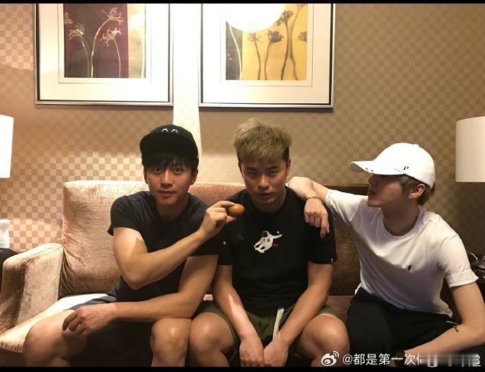谁的 DNA 动了？邓超鹿晗陈赫三人合照欢乐氛围溢出屏幕，三人笑闹模样还是当年综