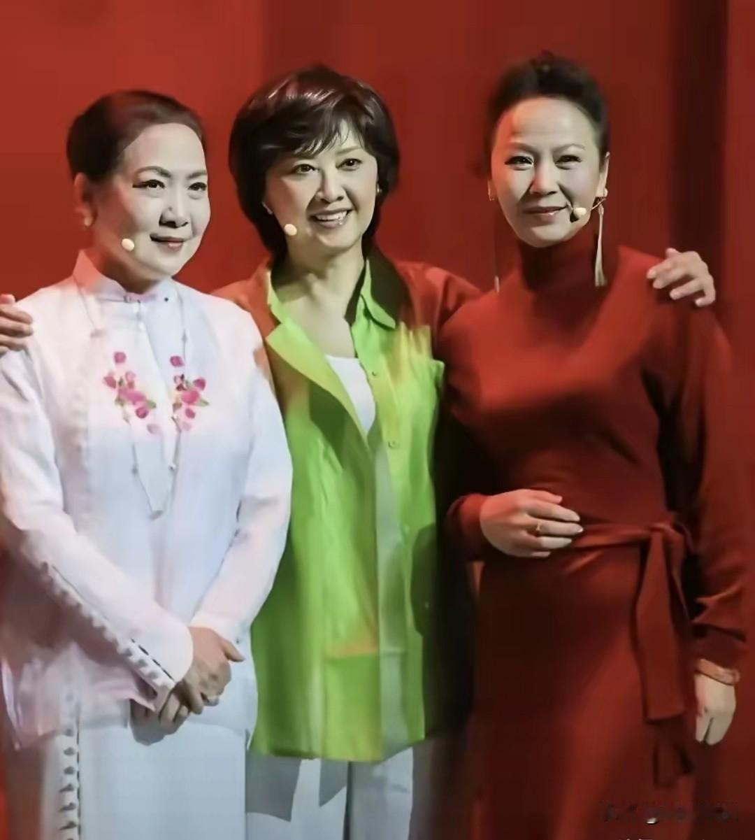 你发现了吗？3个美女中，朱琳即使年龄最大，就算没化妆，反倒气质是最优雅的。我认出