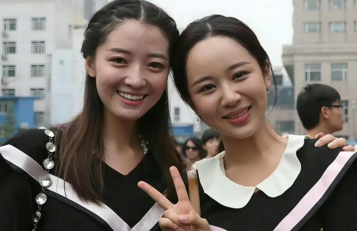早年跟杨紫合影的这个美女才是真正的天然美，她是鹅蛋脸，笑容很灿烂，法令纹比较浅，