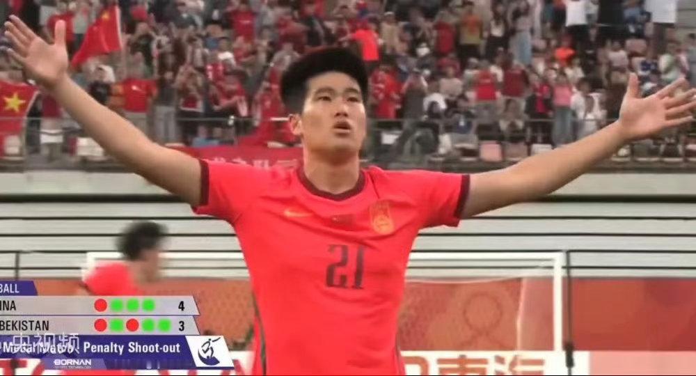 U23国足更衣室庆祝亚运夺铜U23国足铜牌 铜牌不是终点，是久违的起点。更衣室里