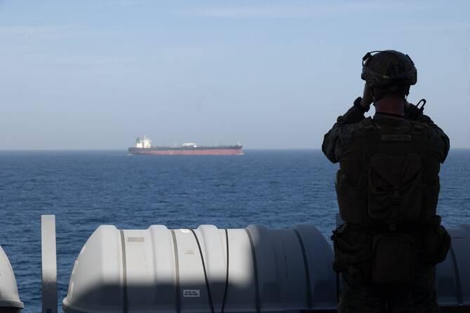 据半岛电视台报道，阿曼湾深沉的夜色在三声刺耳的剧响中被彻底撕碎。伊朗联合军事指挥