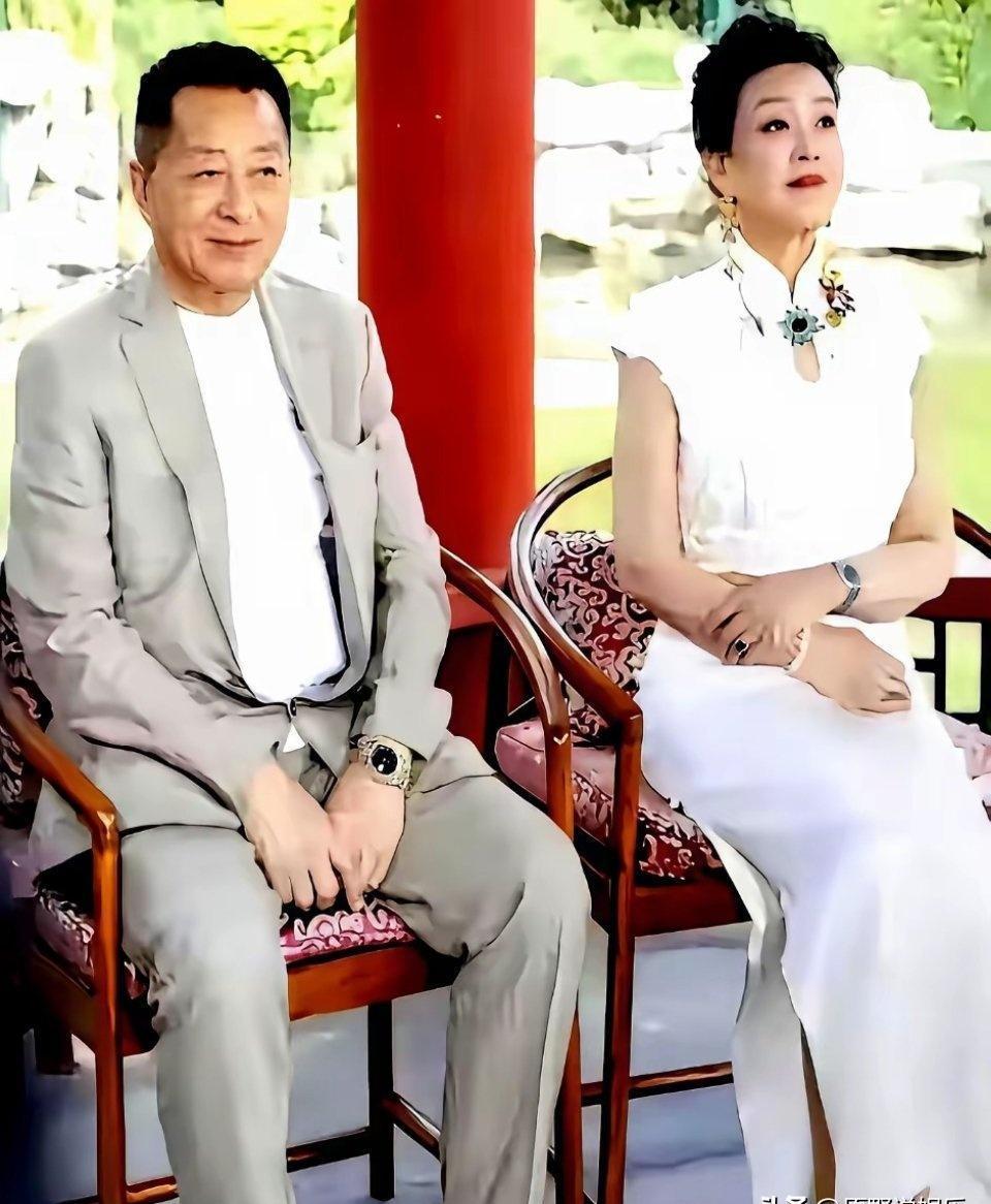 你真的猜错了汪小菲亲爹！
张兰说他比儿子帅十倍，还拒了千万馈赠！
当年张兰拼事业