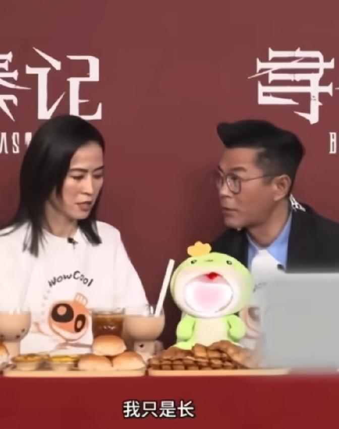 印象里，此时的古天乐，全港配和他开玩笑的人不多，萱萱算一个！
萱萱意味深长地瞟了