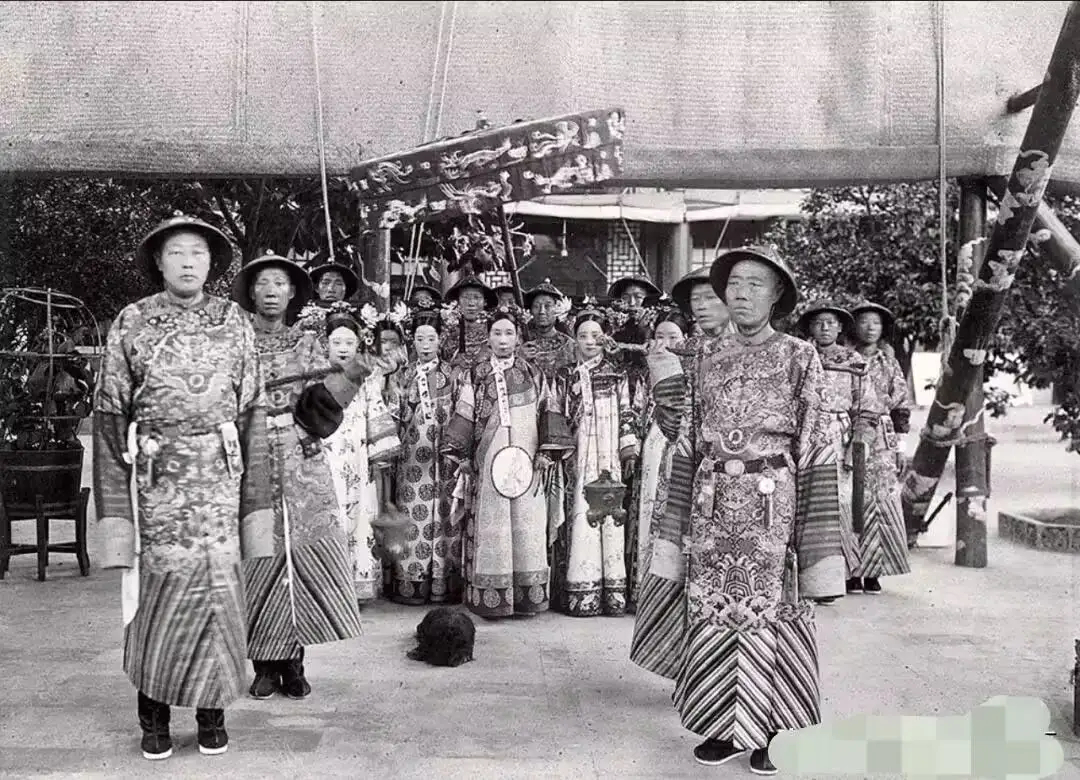 1903年慈禧太后在颐和园乐寿堂前留影，左前为崔玉贵右前为李莲英 
