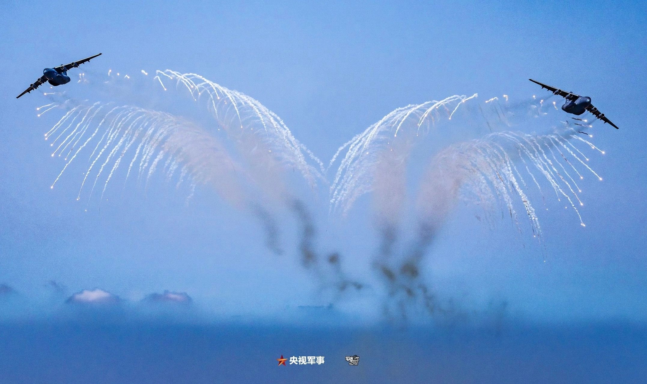 【中国战机与万家灯火同框】shuā！shuā！shuā！近日，8K震撼视觉片《扶