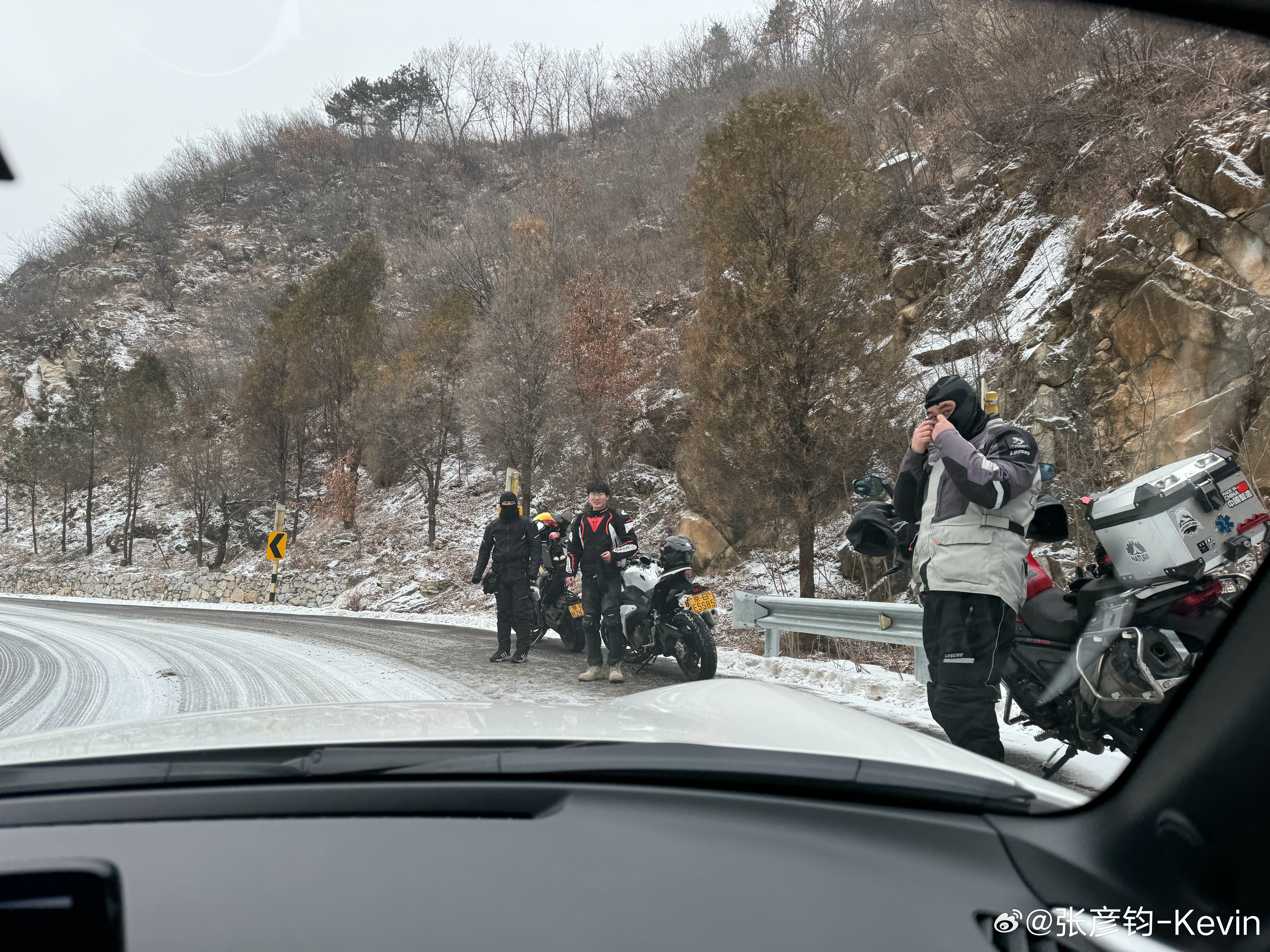 我去….这天这路还有骑摩托车的战士？！[允悲]#凯文聊车# ​​​