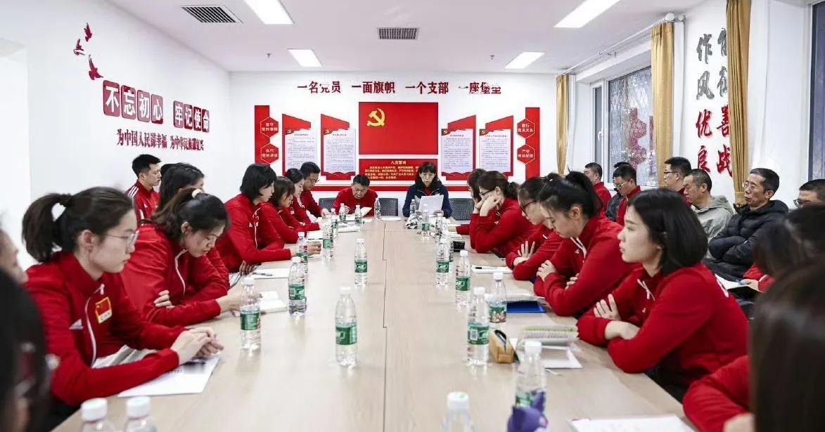 赖主任组织中国女排学习～
中国女排为期两个半月的集训开始了。。。
除了思想教育和