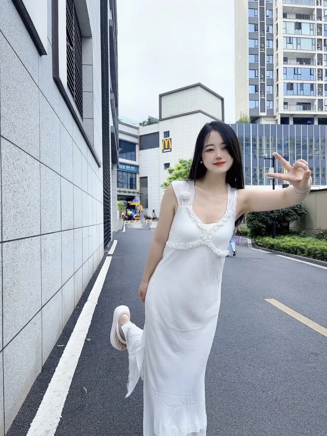 怎么会有这么仙的白裙子呀~好米～