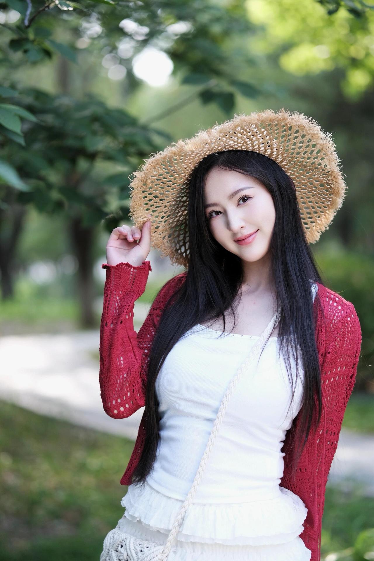 夏日清新穿搭，草帽+红色针织衫，甜美少女风🌞💗