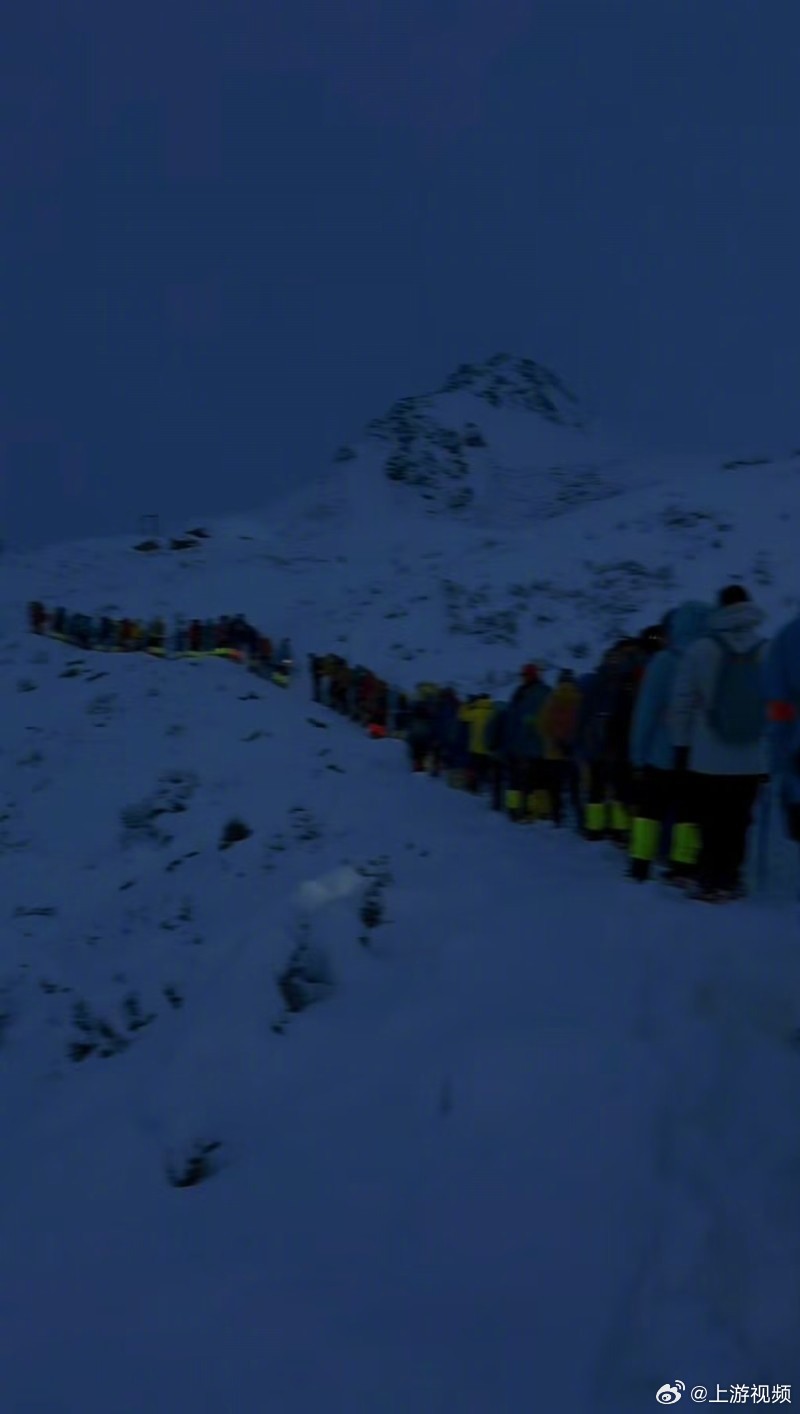 #奥太娜雪山登山者扎堆排队拍照#【五一期间奥太娜雪山登顶“堵人”排队？当地户外公
