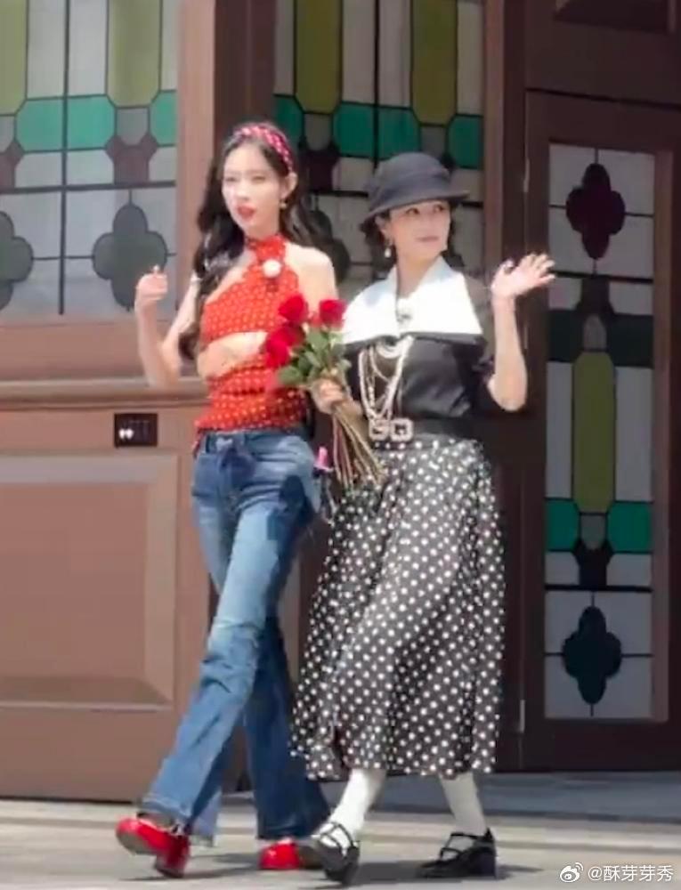 孟子义这个身高，要么就是她报低了，要么就是旁边的白鹿报高了。 孟子义一天宣了三部