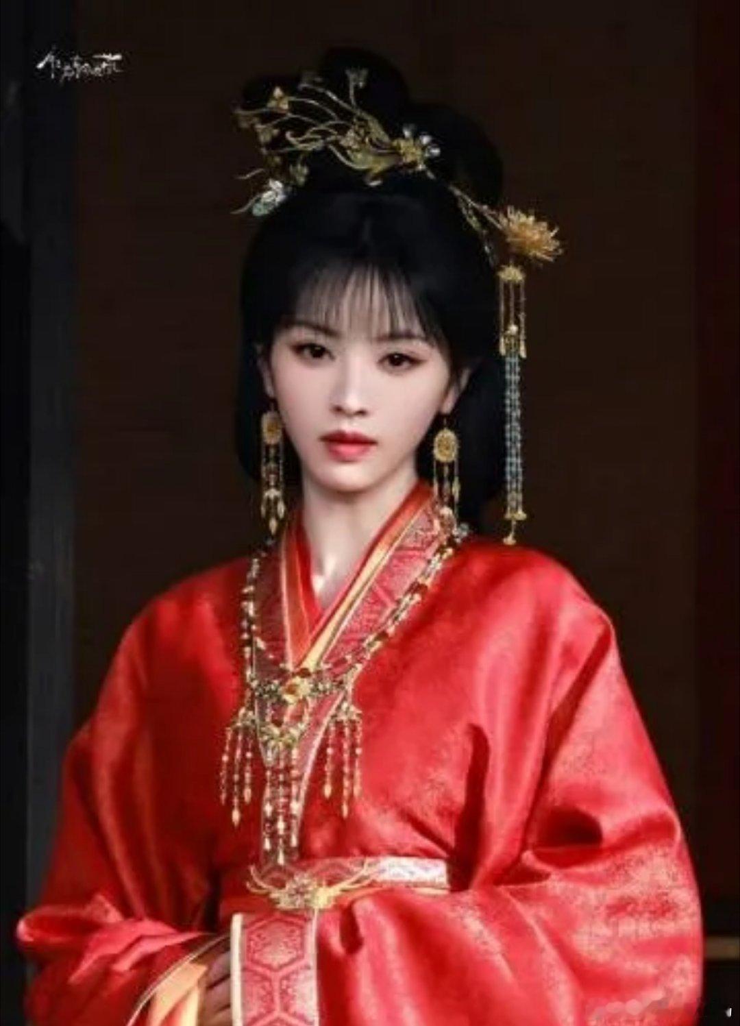 田曦薇主演的《嫁金钗》最新婚服路透里，她一脸不屑，带着点刁钻刻薄的模样，看来是拿