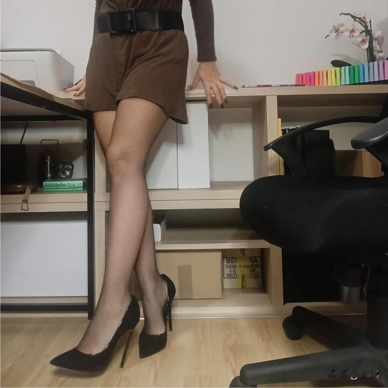 按摩的时候不要乱动，这双袜子谁喜欢[可爱]开叉裙的颜色有多重要? 黑色短裙搭配什