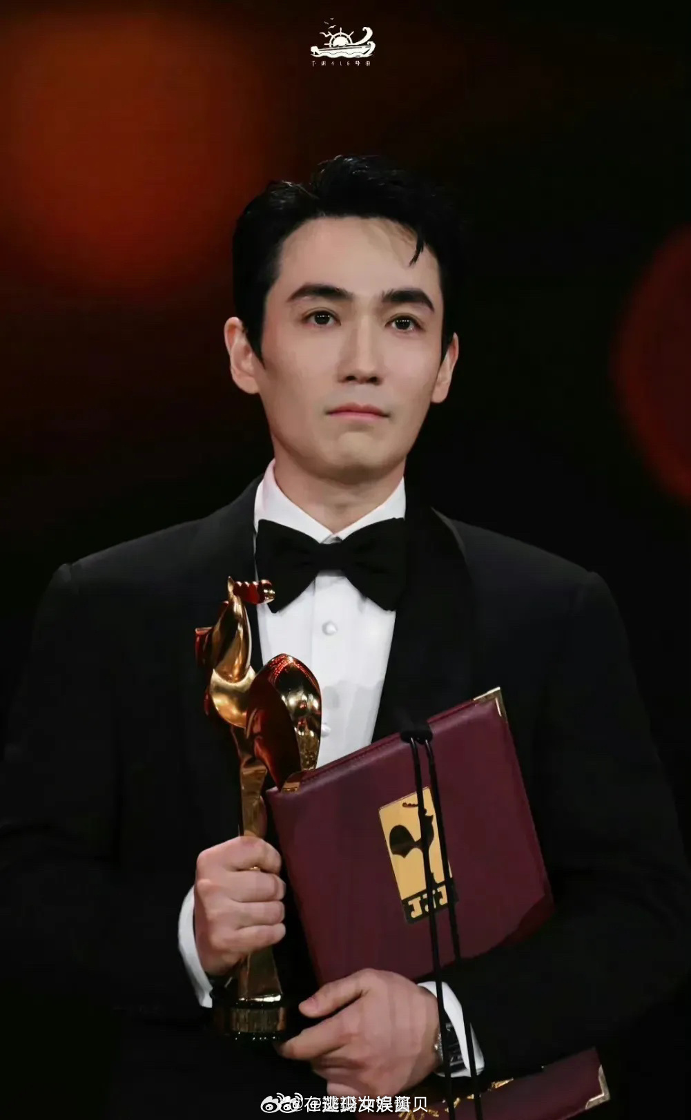 不带个人的好坏滤镜来看，流量圈真正转型主流圈成功的只有胡歌和朱一龙，胡歌靠努力多