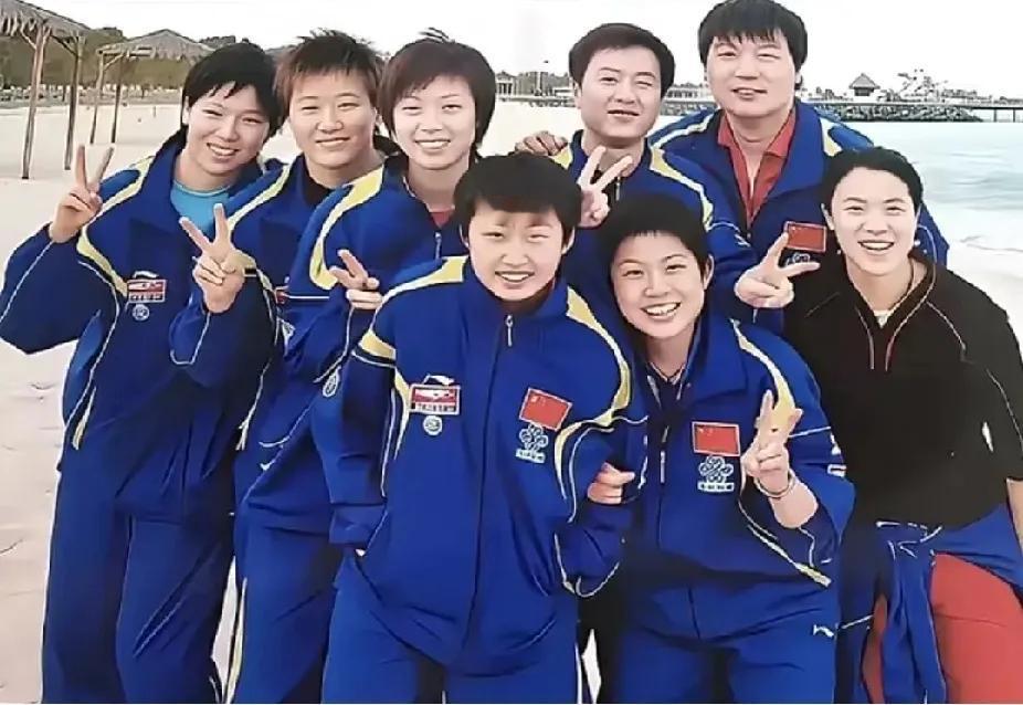 国乒“回忆杀”！这波能认出几个？
 
刷到早年国乒女队及教练的合影，瞬间“爷青回