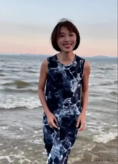 难得一见欧阳夏丹的一身休闲装打扮在海边玩耍，她玩的好开心，感觉气质比以前在央视的