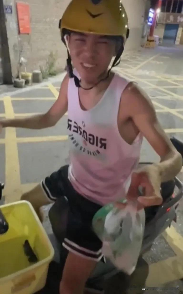 [太阳]一位高中女老师点外卖，等送来时感觉骑手的身影很熟悉，走近仔细一看，原来是